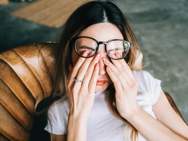 Mujer no conoce los 5 tips contra el dolor de ojos. 