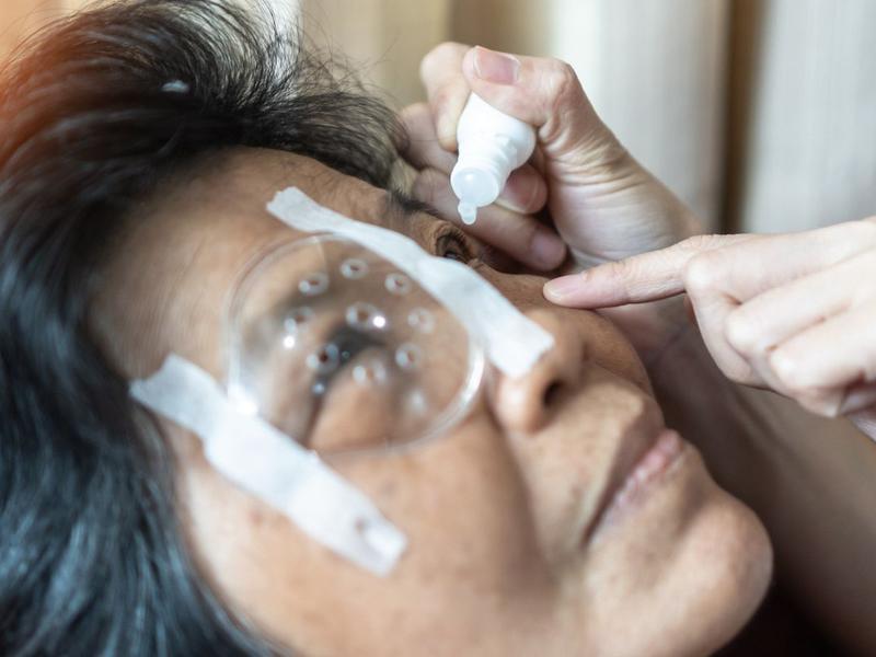 Mujer en tratamiento contra glaucoma
