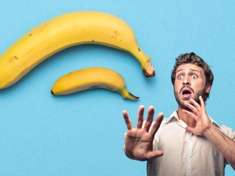 Hombre asustado al pensar que su pene se puede encoger como los plátanos de la imagen