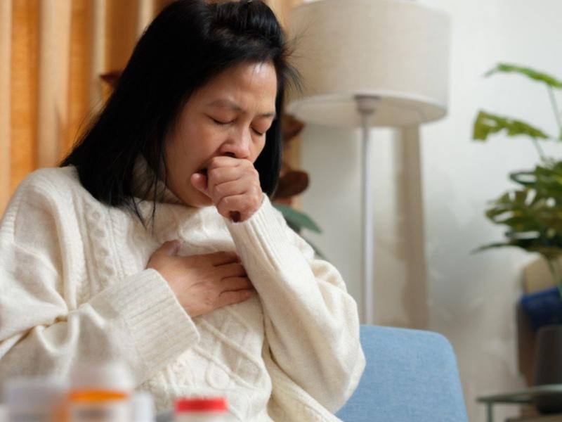 Mujer con tos persistente síntoma de cáncer de pulmón
