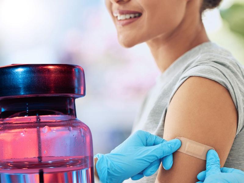 Mujer recibe vacuna triple viral