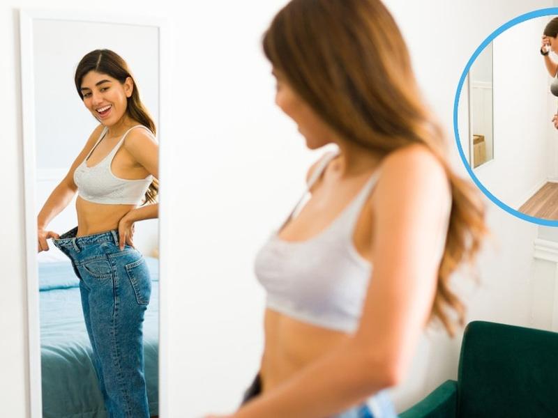 Mujer con pantalón holgado mirándose frente al espejo.