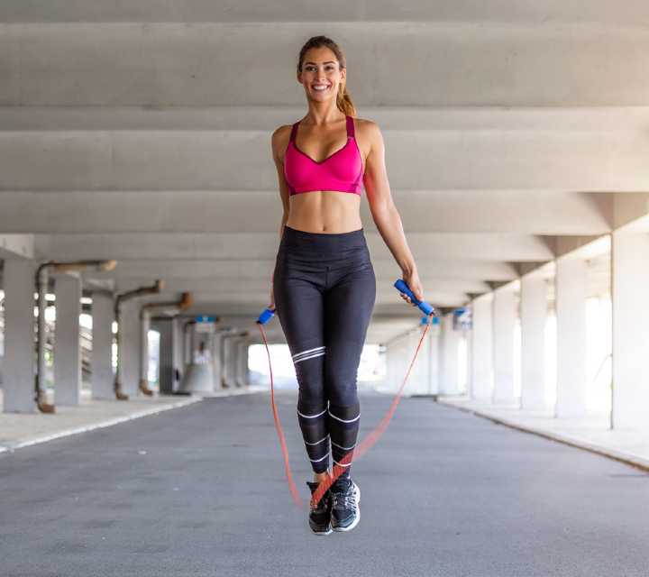 Mujer saltando la cuerda para perder peso y reducir cintura