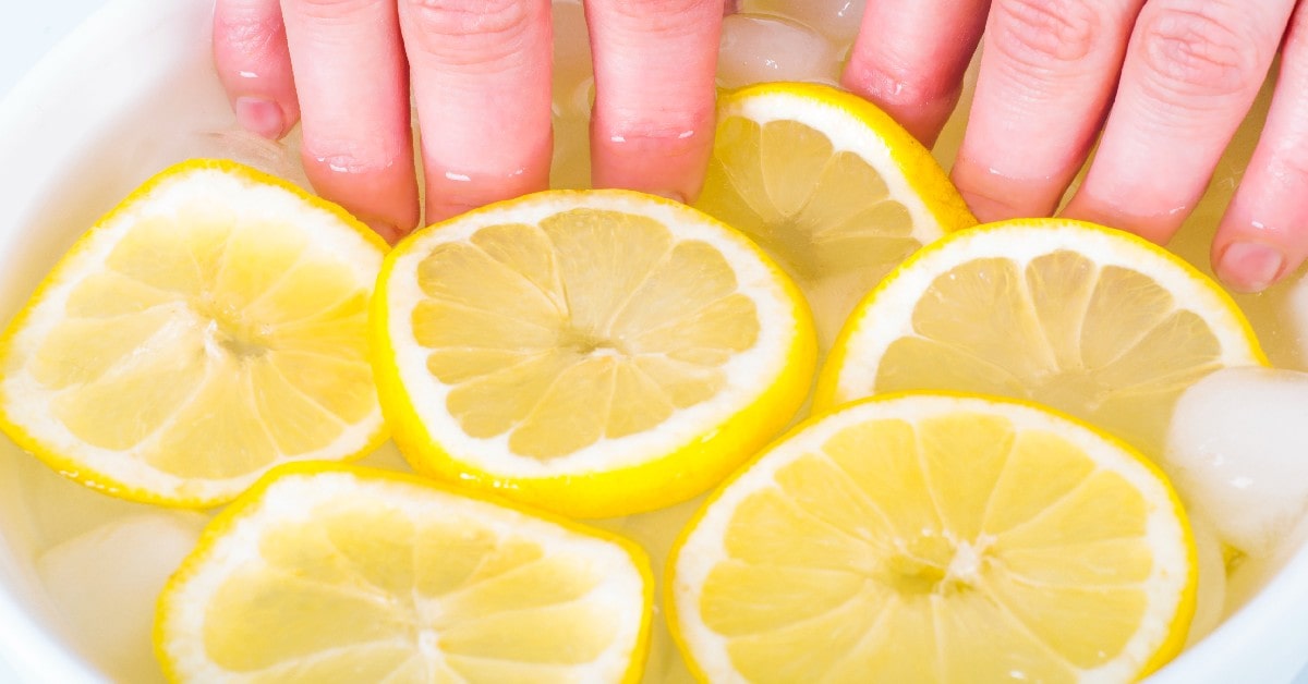 Uñas remojadas en limón.
