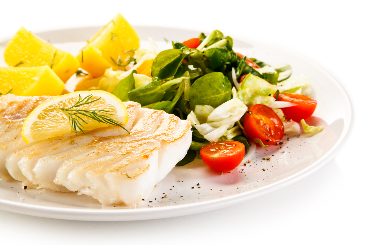 En la cena, lo recomendable es comer proteína, y las carnes que mantienen un nivel de alcalinidad mayor, son el pollo y el pescado.