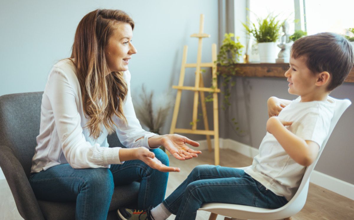 Mujer hablando con niño sobre los 6 mitos del autismo 