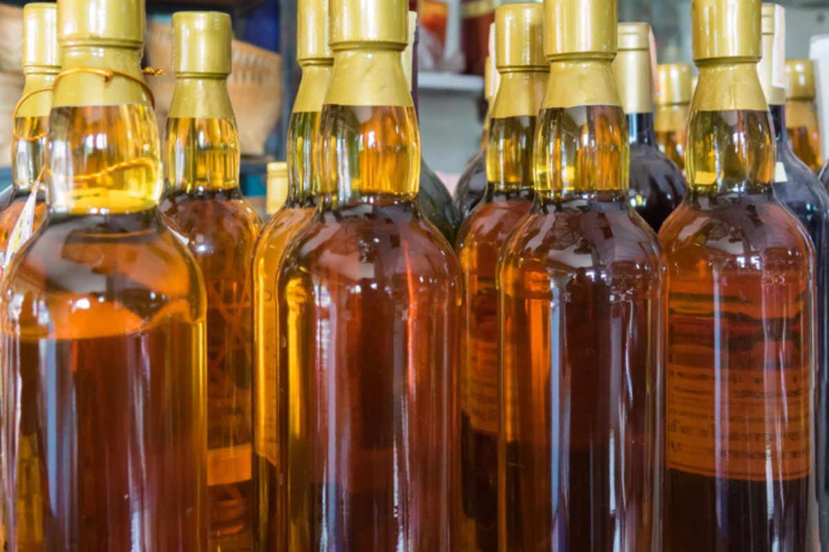 Botellas con miel de agave para ilustrar sus beneficios