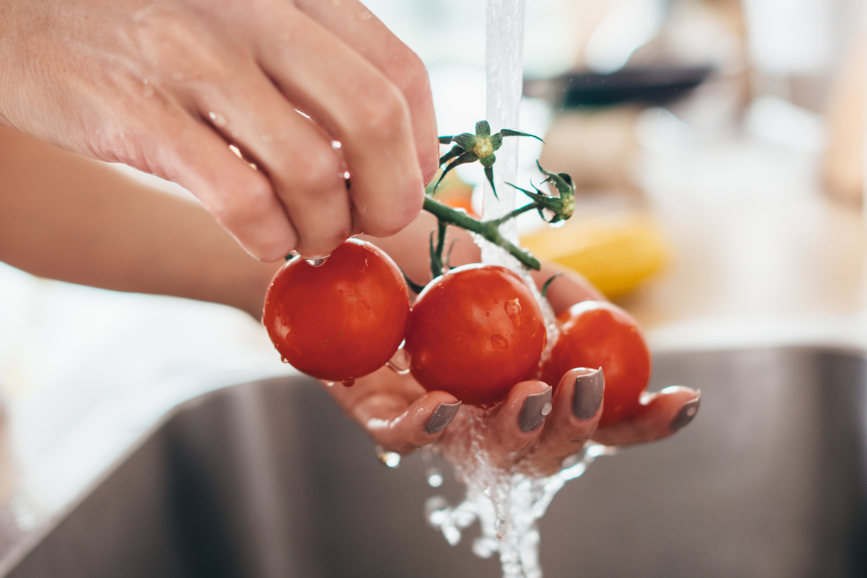 Si lavas las frutas o verduras con agua del grifo y no las desinfectas, estos son algunos parásitos peligrosos que pueden vivir en tus alimentos. 