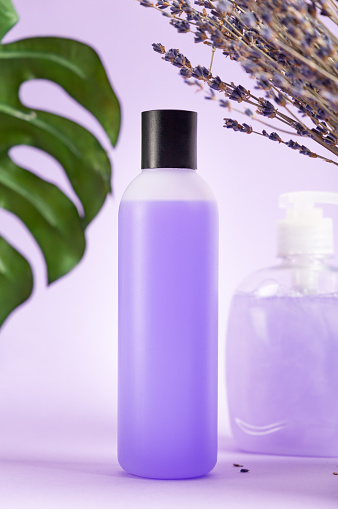 Shampoo matizador violeta para eliminar cabello amarillo por decoloración