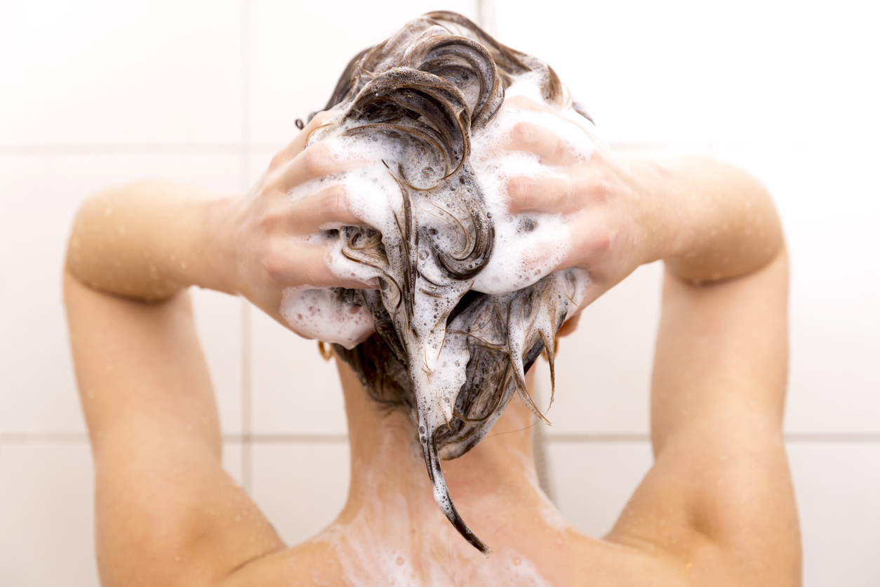 Moja bien tu cabello y frótalo con la pastilla de shampoo natural hasta que penetre en el cuero cabelludo