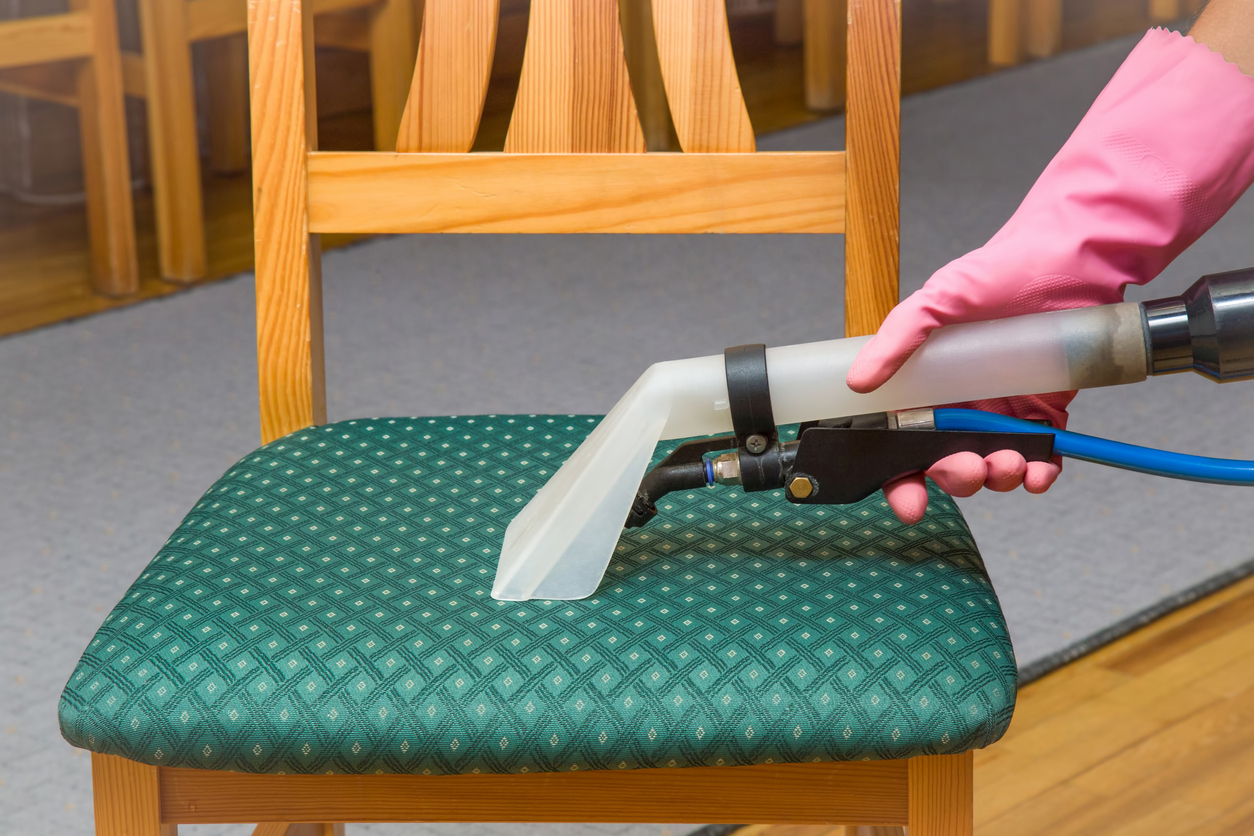 Antología primero rasguño Cómo limpiar las sillas de tela del comedor: olvídate de las manchas sin  mojarlas