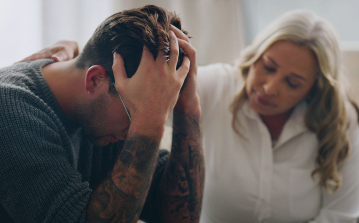 Terapeuta explicando a hombre los 10 tips para superar un divorcio