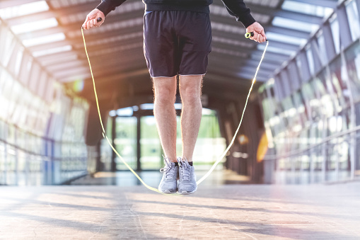 cómo saltar la cuerda para bajar de peso