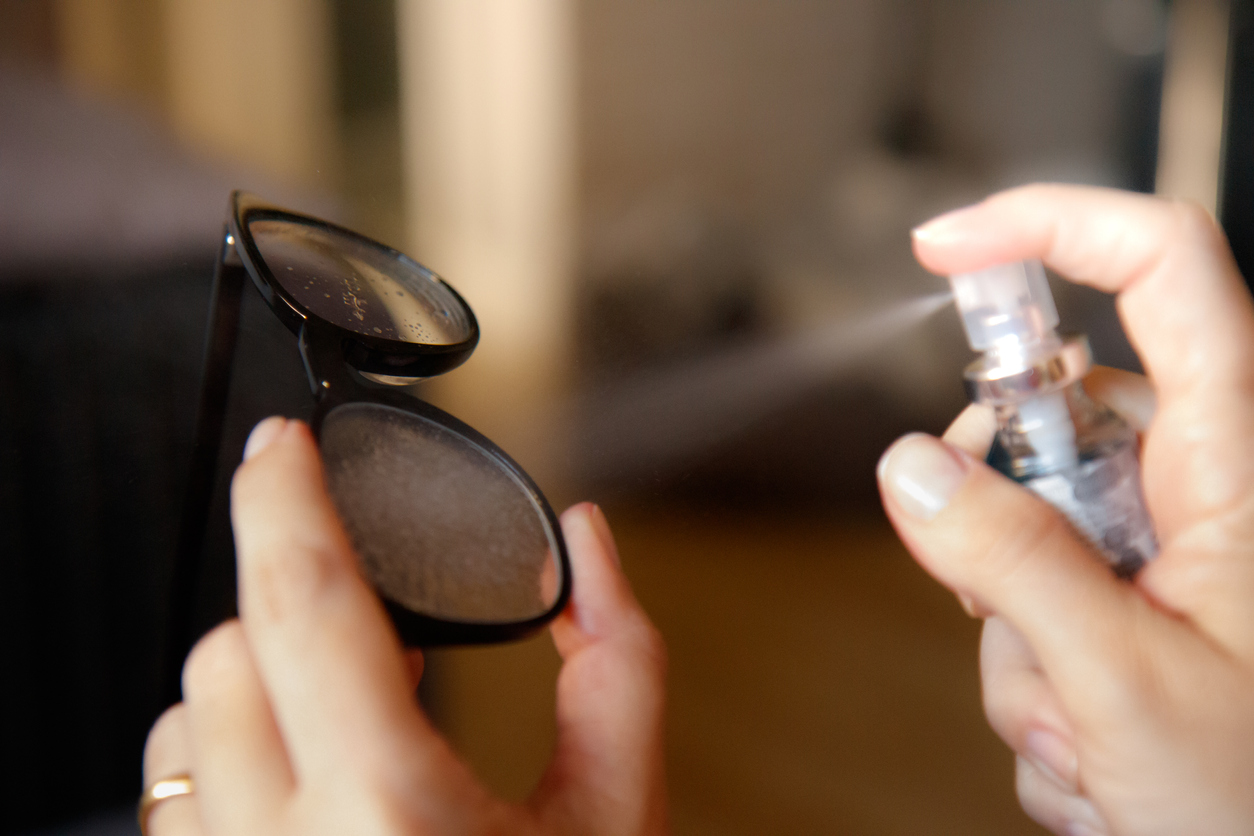 Haz tu propio líquido para limpiar lentes en 5 minutos