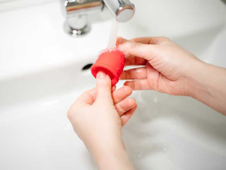 Mujer lavando copa menstrual