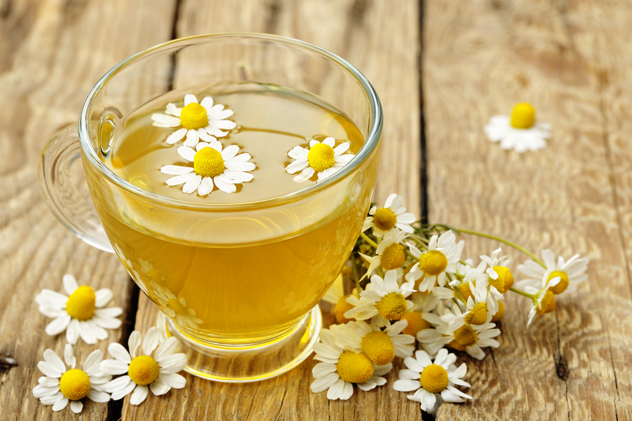 El té de manzanilla ayuda a disminuir los cólicos menstruales