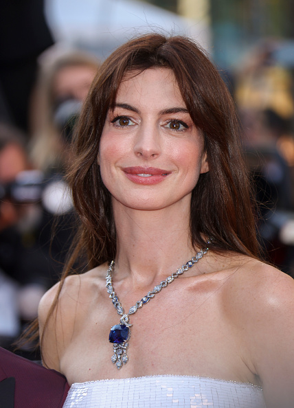  Anne Hathaway sonriente en premiación