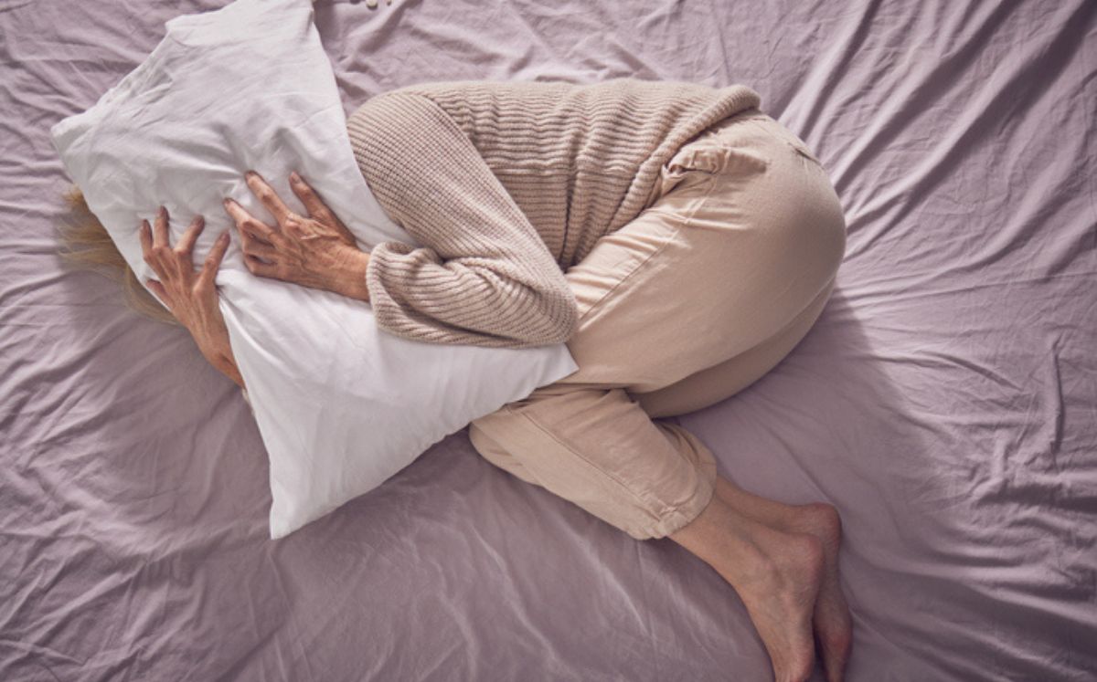 Mujer acostada en la cama no sabe los 10 tips para superar un divorcio