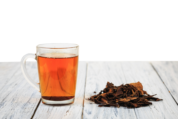 El té rojo, proveniente de China, nos ayuda a acelerar nuestro metabolismo, por lo que es excelente para perder peso.