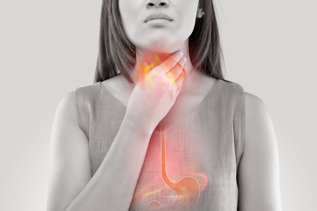 La acidez estomacal puede provocar un dolor en la parte inferior del tórax. Además, sientes un horrible ardor en la garganta