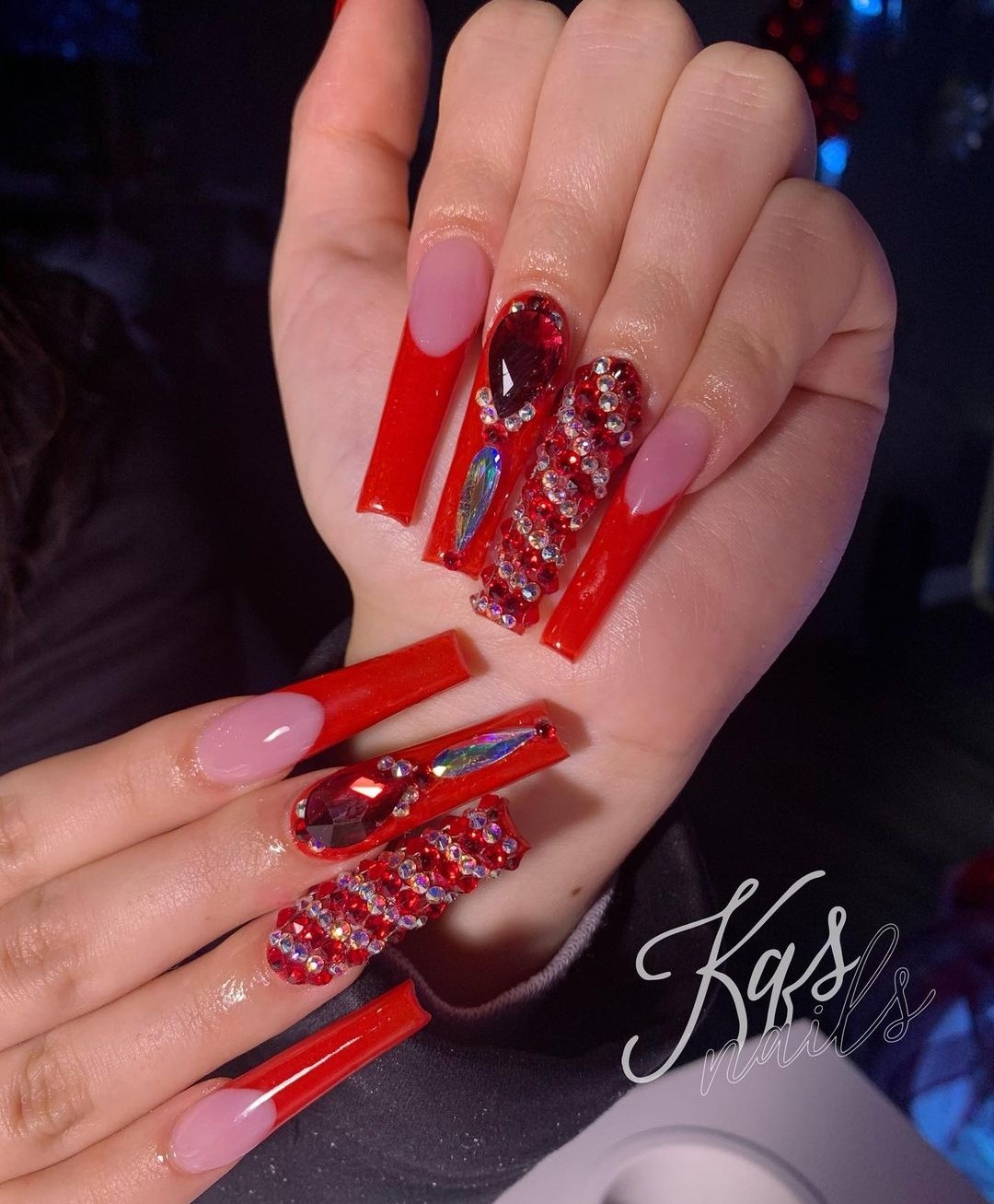 4 diseños de uñas acrílicas con pedrería para lucir elegante y glamurosa en  Navidad