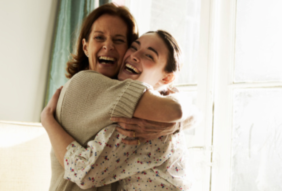 Madre e hija abrazándose para hablar sobre emociones y afectos ¿Dónde está la diferencia?