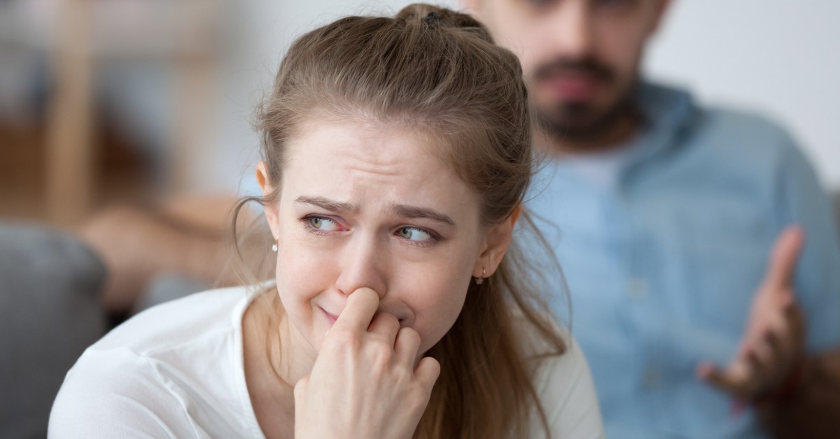 Mujer llora al descubrir mentiras de su pareja