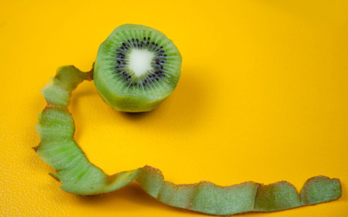 Kiwi sin cáscara para ilustrar si ¿Comer fruta con cáscara o sin cáscara?, te decimos cómo aprovecharlas al máximo