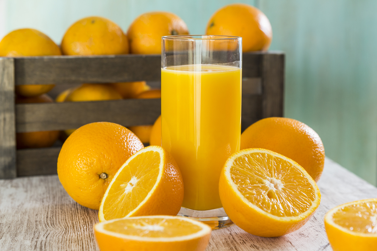 ¡No cepilles tus dientes después de tomar jugo de naranja!