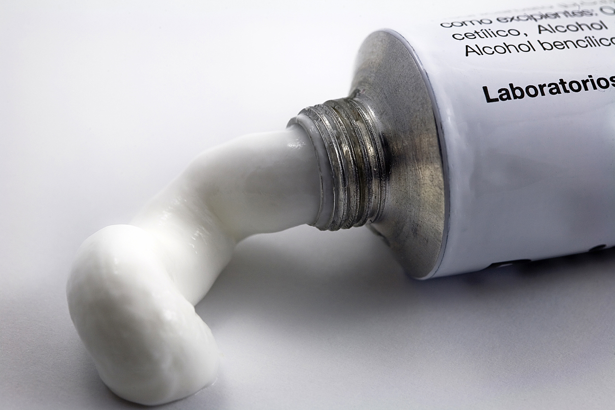 muchas cremas blanqueadoras y decolorantes de vello contienen mercurio como su principal ingrediente