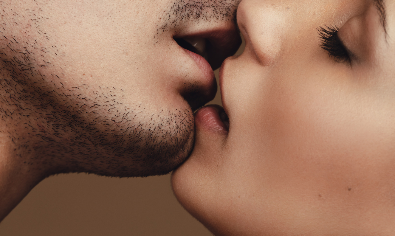 Consejos para dar un beso perfecto y que tu pareja se quede sin aliento