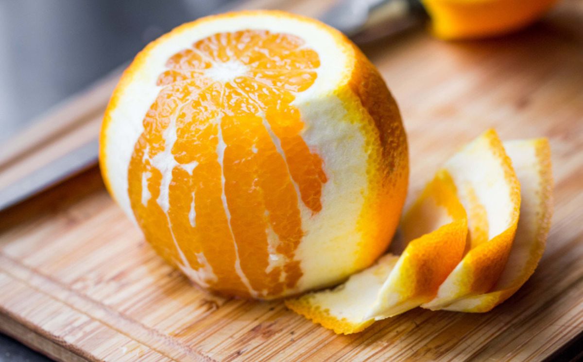 Naranja sin cáscara para ilustrar si ¿Comer fruta con cáscara o sin cáscara?, te decimos cómo aprovecharlas al máximo