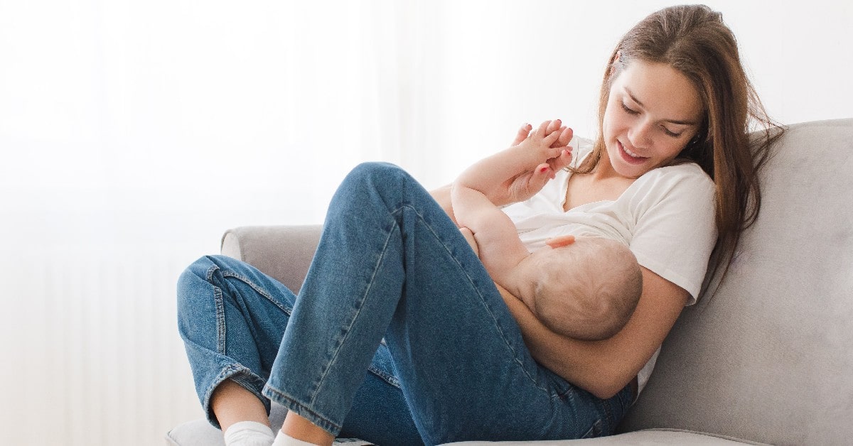 5 posturas para acomodar a tu bebé para amamantar por horas