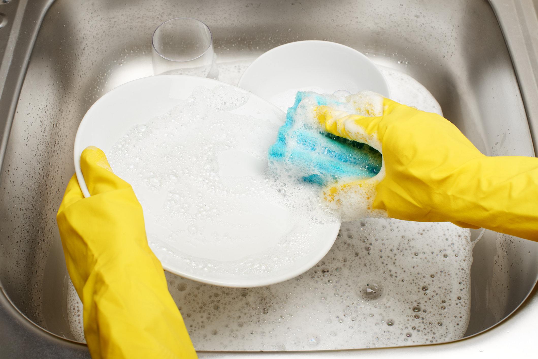 Можно мыть посуду жидким мылом. Средство для мытья посуды. Моющее средство для посуды и губка. Средство для мытья посуды губка с пеной. Губка для мытья посуды в руках.