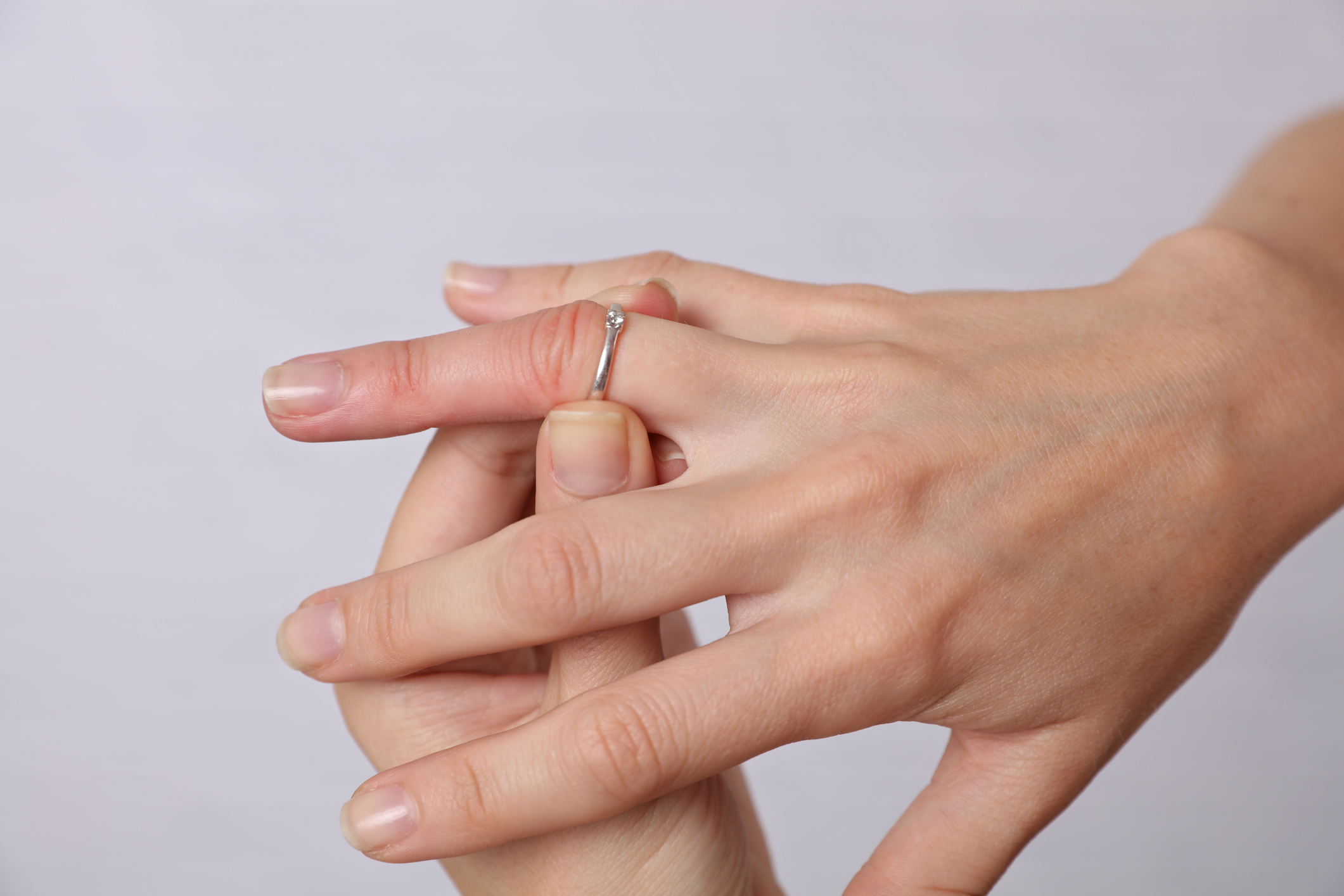 por qué se hinchan los dedos de las manos| Salud180