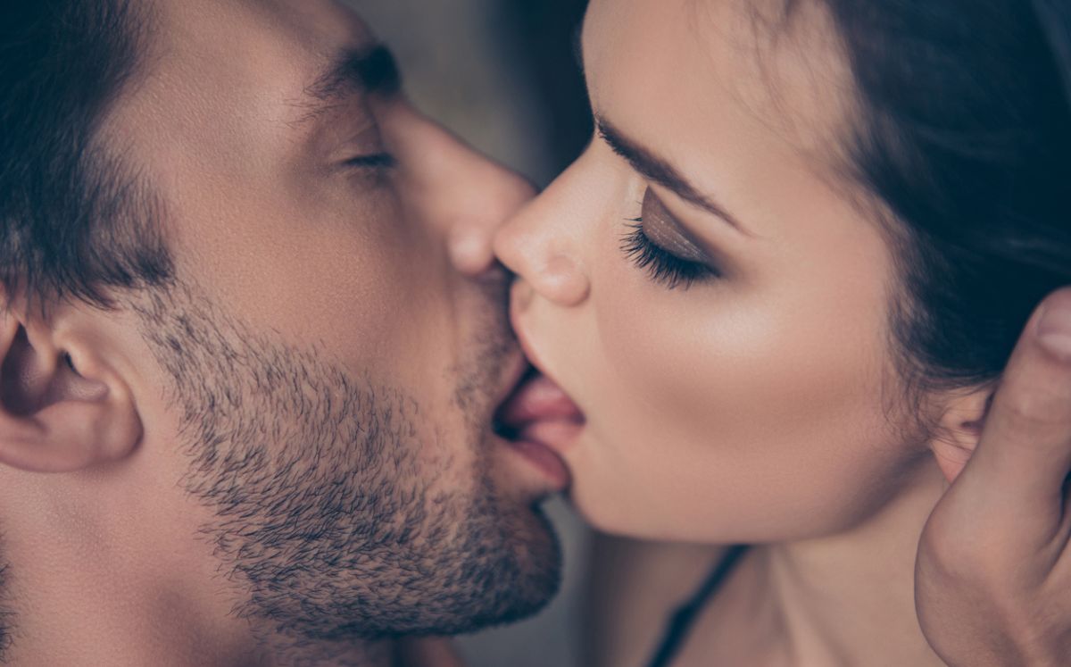 Hombre y mujer besándose apasionadamente saben cuáles son los 6 besos favoritos de las mujeres