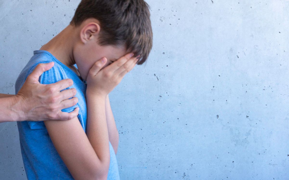 Niño con manos en la cara para explicar los 6 mitos del autismo