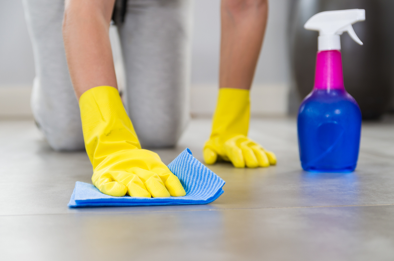 piso rechinando de limpio truco para limpiar las juntas de tu piso sin esfuerzo salud180 3 Piso rechinando de limpio, truco para limpiar las juntas de tu piso sin esfuerzo
