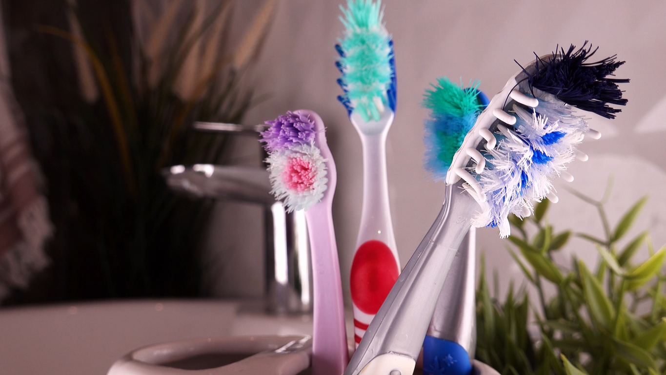 3 señales de que cepillas tus dientes con mucha fuerza y destruyes el tejido de las encías