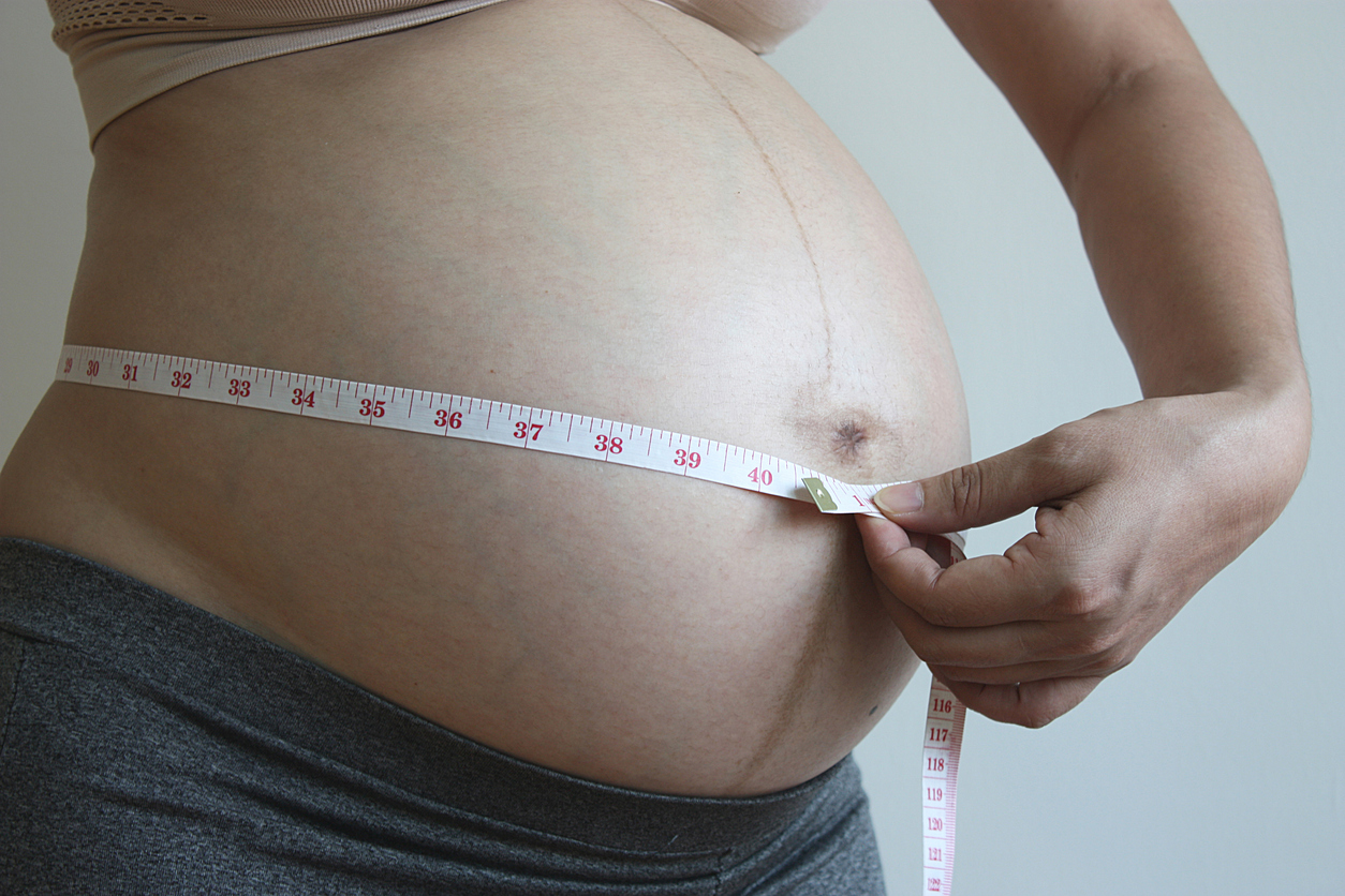 Afirmar Aparte Días laborables Por qué aparece una línea negra en el abdomen durante el embarazo?