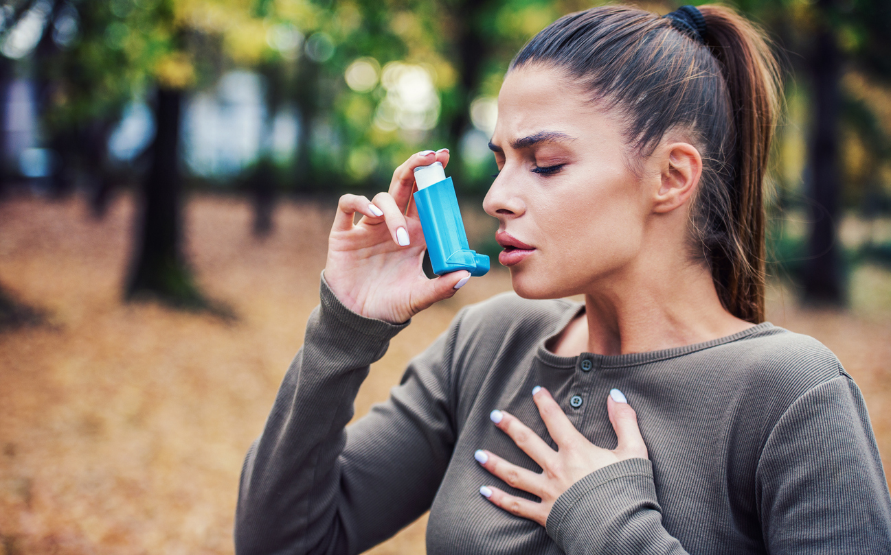 Mujer con corticosteroides para tratar asma