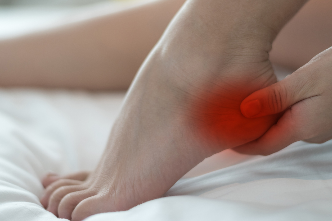 ¿Entumecimiento y dolor en los pies? Quizá no se "durmieron" hay 3 causas preocupantes
