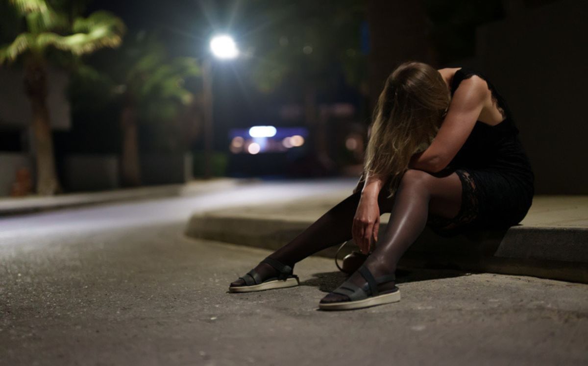 Mujer sentada en la calle para ilustrar las adicciones más comunes en mujeres