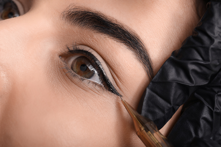 Mujer se realiza micropigmentación en los ojos