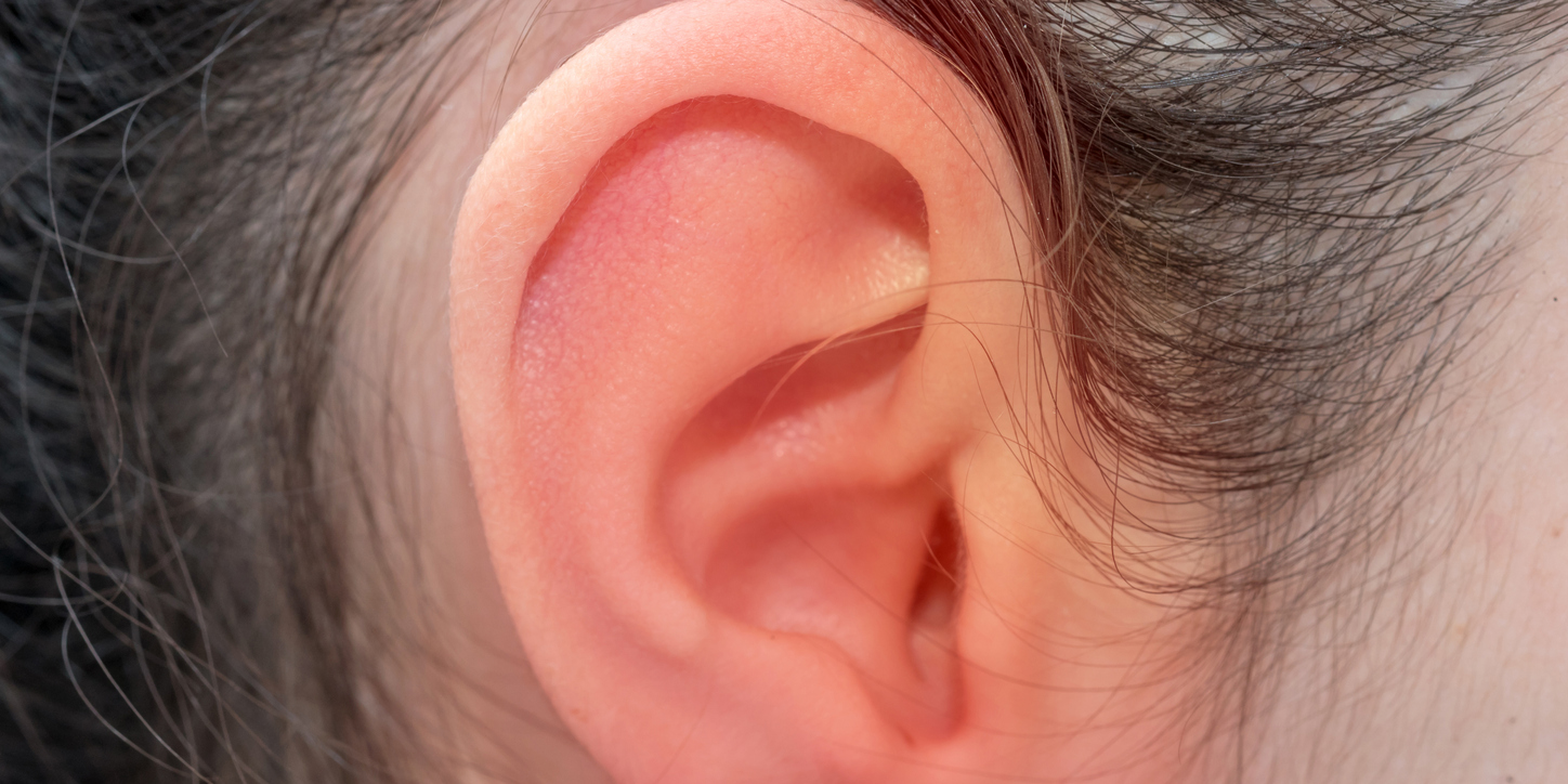 persona con dolor de oídos o escucha palpitar el oído