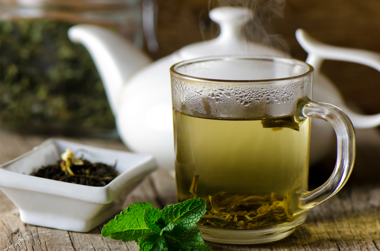 El té verde no sólo sirve para eliminar las toxinas de nuestro cuerpo, también aporta una gran cantidad de antioxidantes que ayudan al crecimiento y fortalecimiento de nuestra cabellera. 