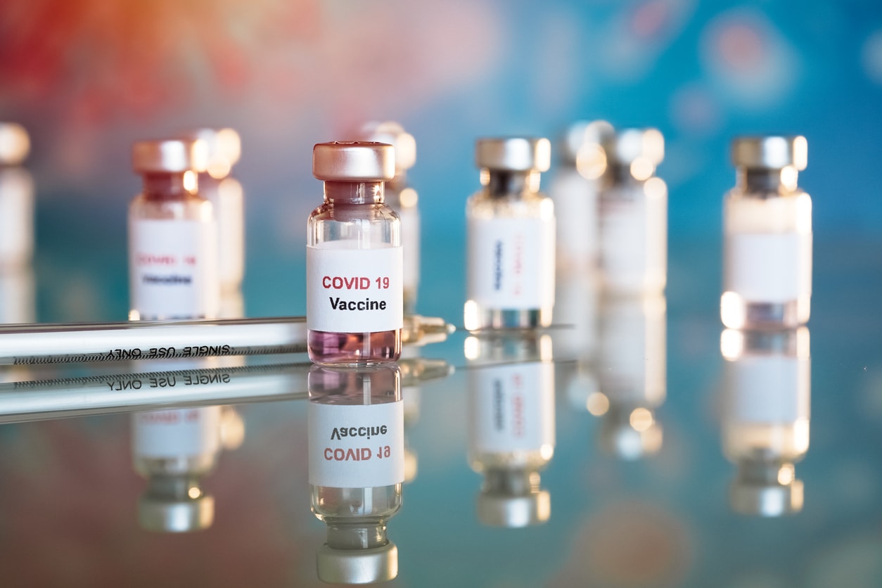 Frascos de vacuna con etiqueta de Covid-19
