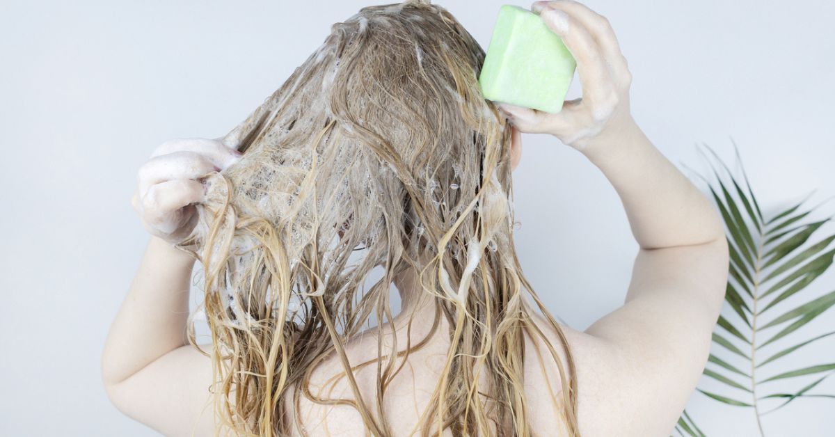mujer lavando su cabello