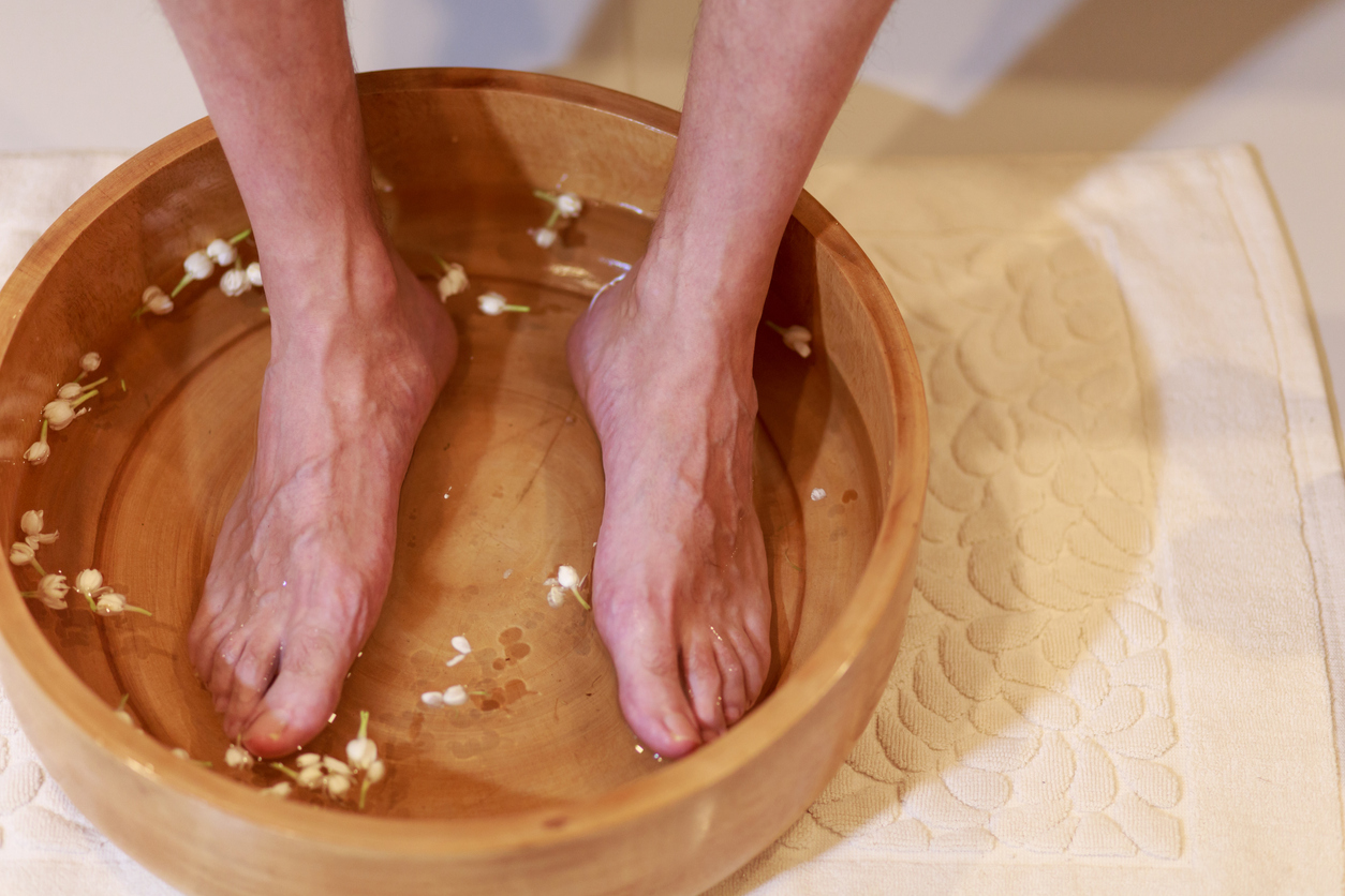 Es recomendable que laves tus pies con agua esterilizada y jabón quirúrgico 