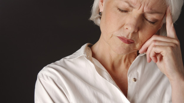 La menopausia esta relacionada con la disminución de la función hormonal ovárica.